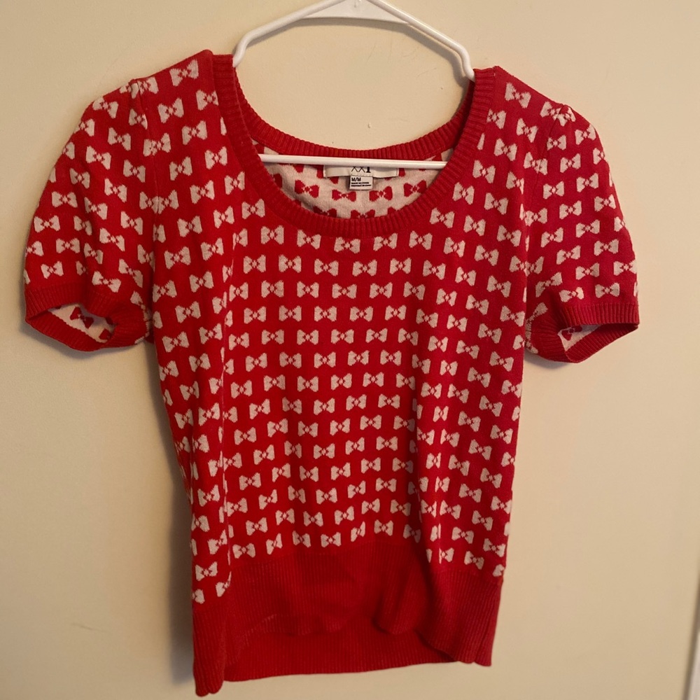 Flattering patterned sweater shirt